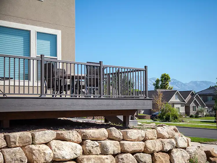Avalon6-3 Photo of Avalon Aluminum Deck Railing