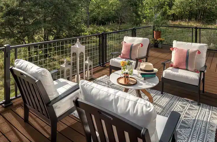 sel-timberlake-009-sd-sig-mesh-railing-bk-sitting-area-rug_Article-Image-Main Photo of deck with Trex Select deck boards