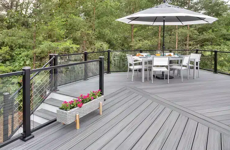 trn-brophy-018-im-sig-railing-glass-mesh-bk-lighting-dining-surf-city-umbrella-hero_Article-Image-Main copia Photo of deck with Trex Transcend deck boards